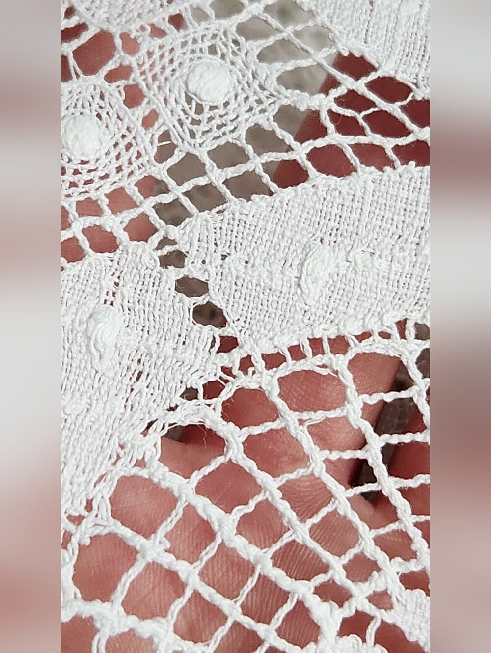 VINTAGE HANDMADE CLUNY LACE TABLECLOTH - Picture 3 of 10
